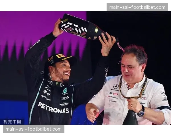 花絮：F1沙特站期间，汉密尔顿与维斯塔潘在车手会议上友好交流