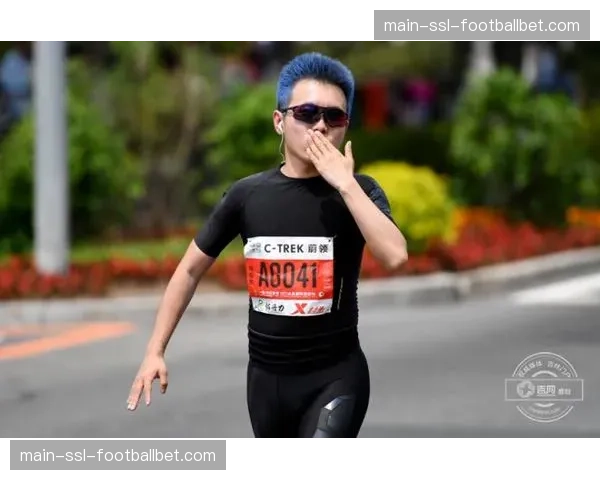 漫长的四小时：跟随直播车记录一场越野马拉松冠军的诞生全过程