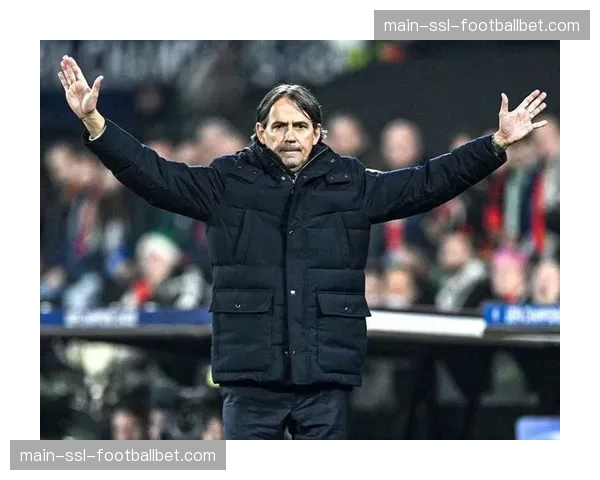 场边镜头：国米主帅小因扎吉因抗议判罚吃到黄牌