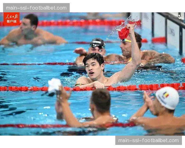 世界游泳锦标赛：潘展乐男子100米自由泳刷新世界纪录夺冠